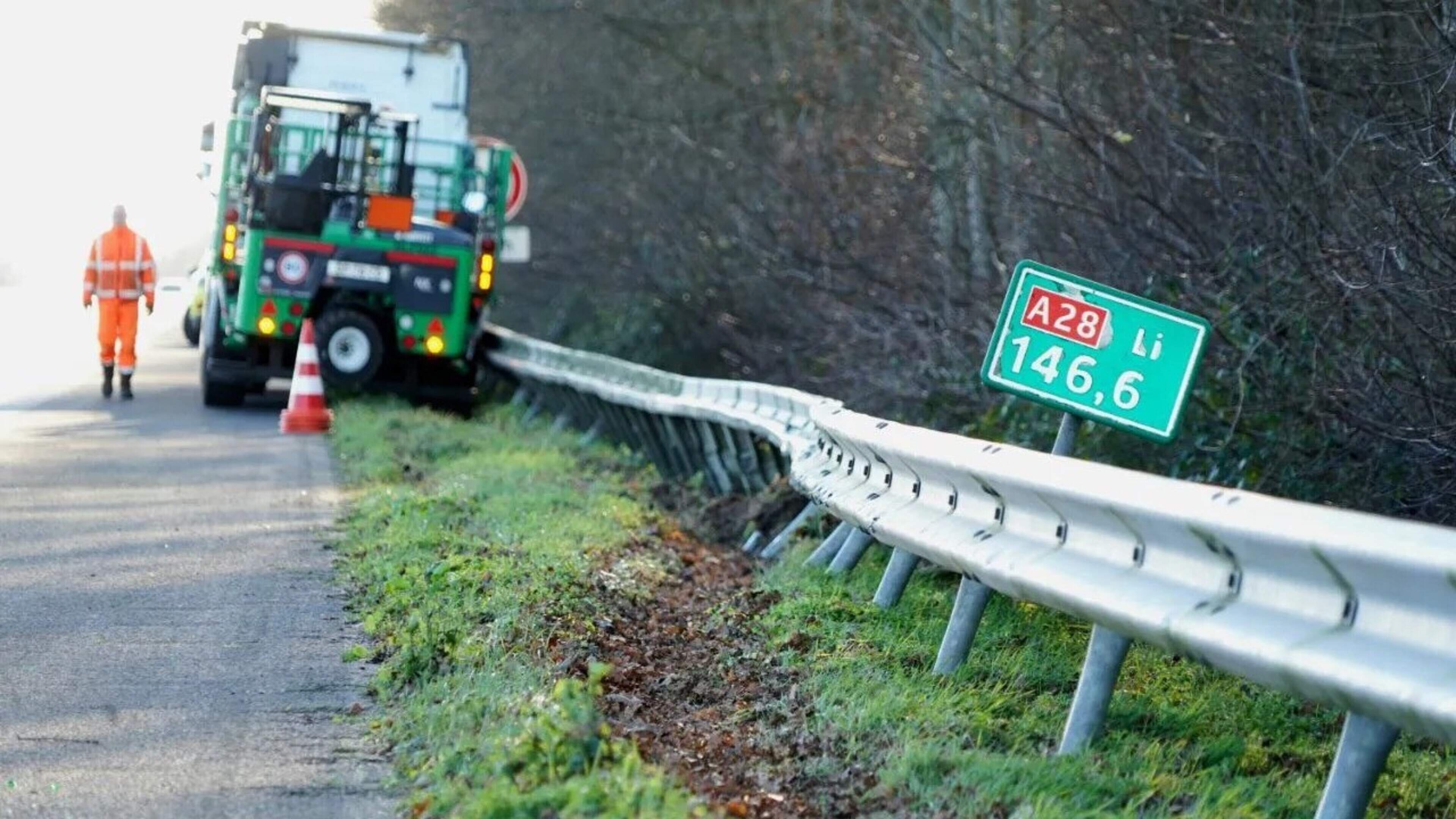 Vrachtwagen komt tot stilstand in vangrail op A28 bij Pesse