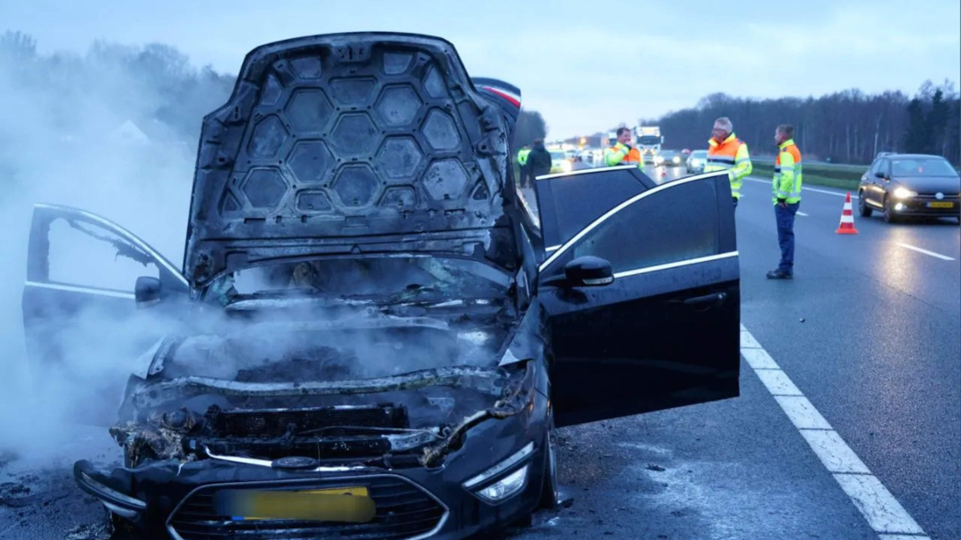 Auto vat vlam op A37 tussen Hoogeveen en Hollandscheveld