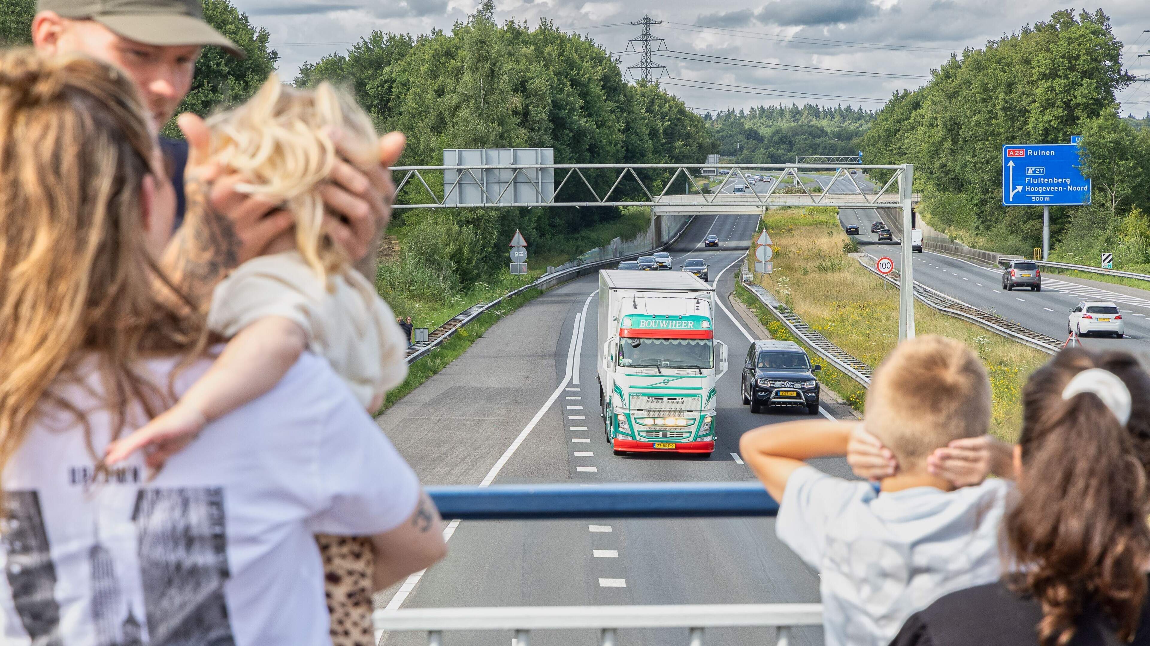 Trucks uitzwaaien na Truckstar? Kies een veilige plek langs of boven de snelweg