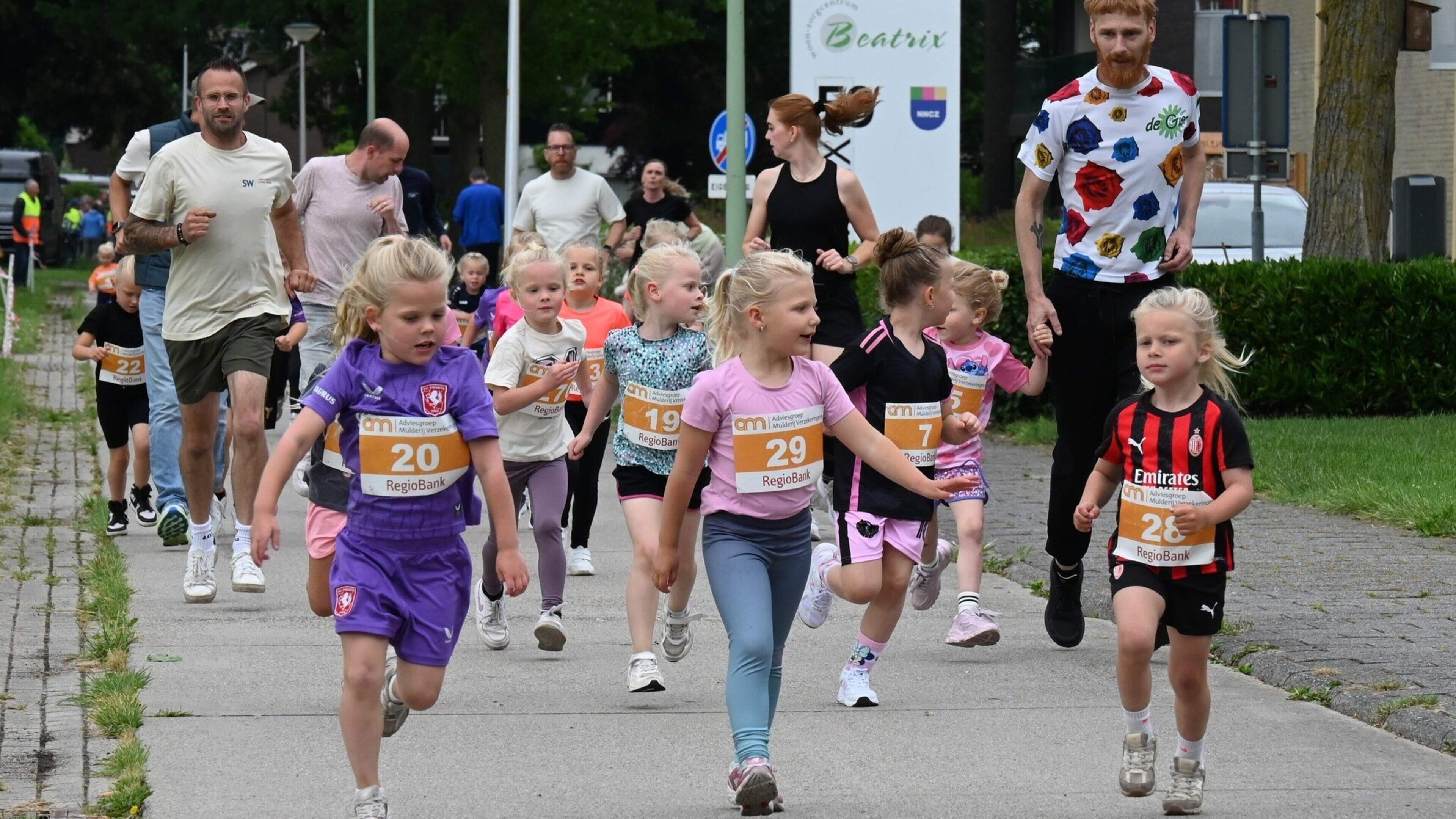 Jeugd massaal van start bij Speeltuinloop in Hollandscheveld
