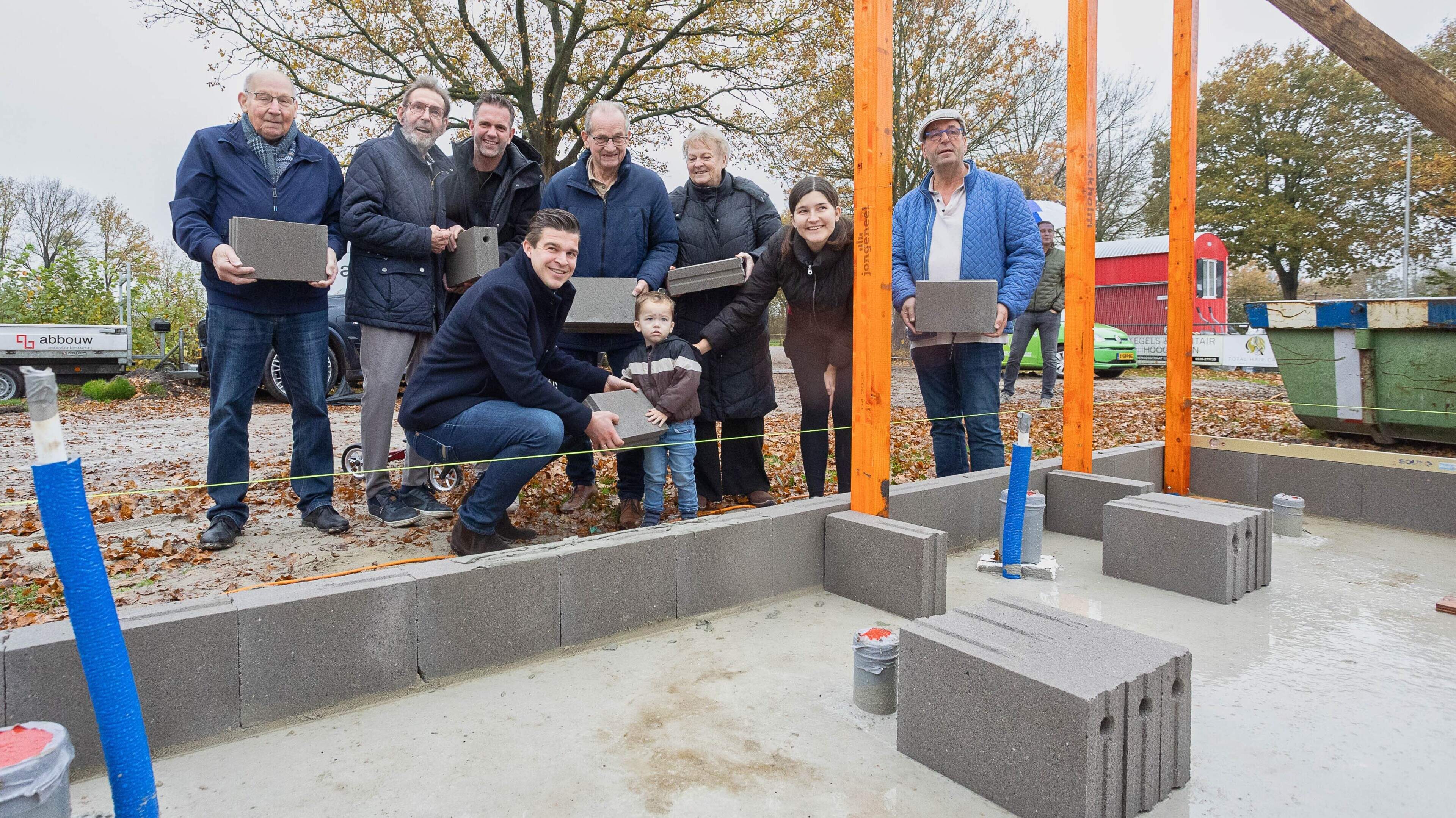 Eerste steen gelegd voor bouw nieuwe kleedkamers van HHV in Hollandscheveld