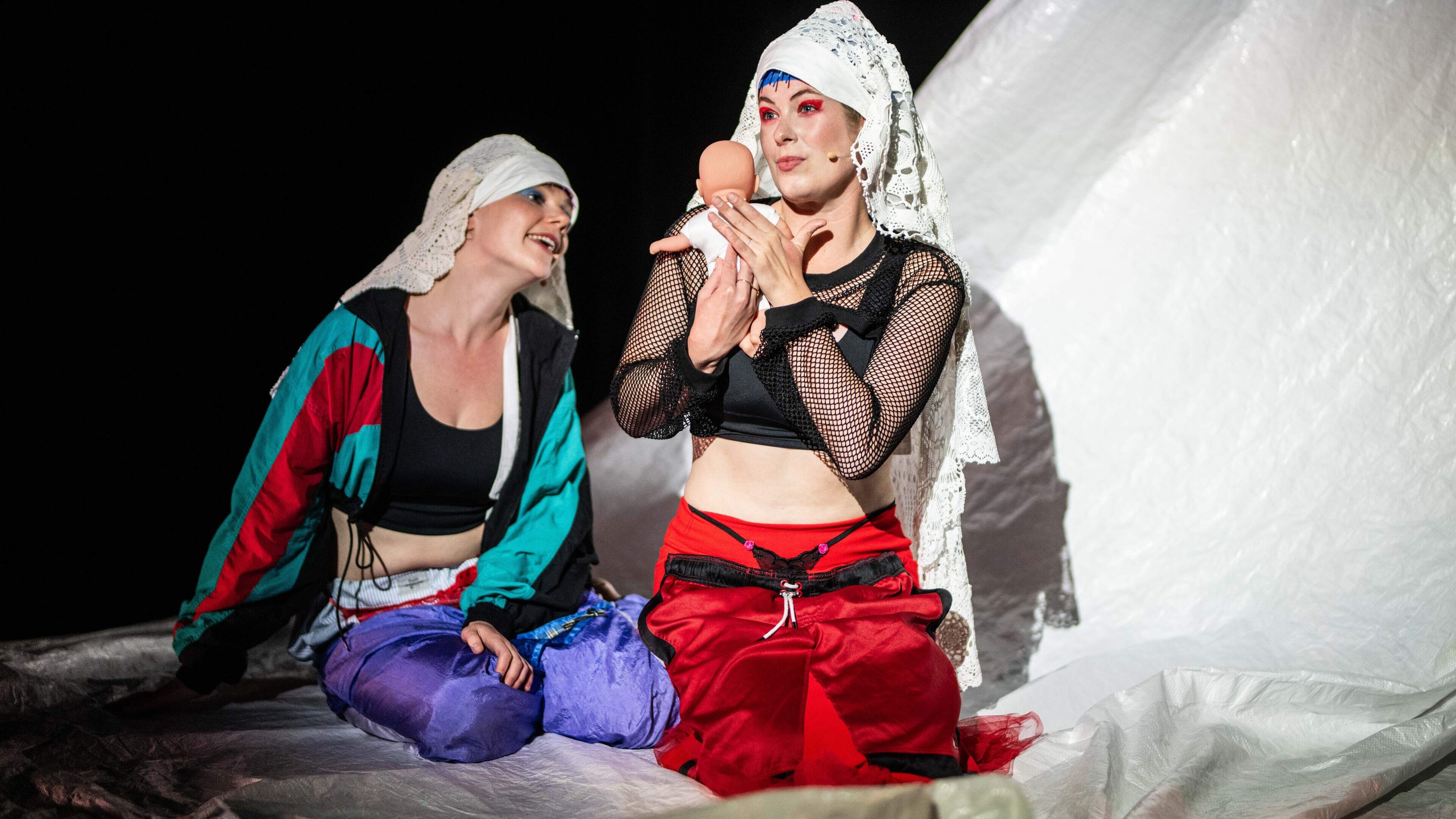 Wat betekent het om in deze moeilijke tijd een kind te krijgen? Deze vier vrouwen uiten hun ervaringen in het theater
