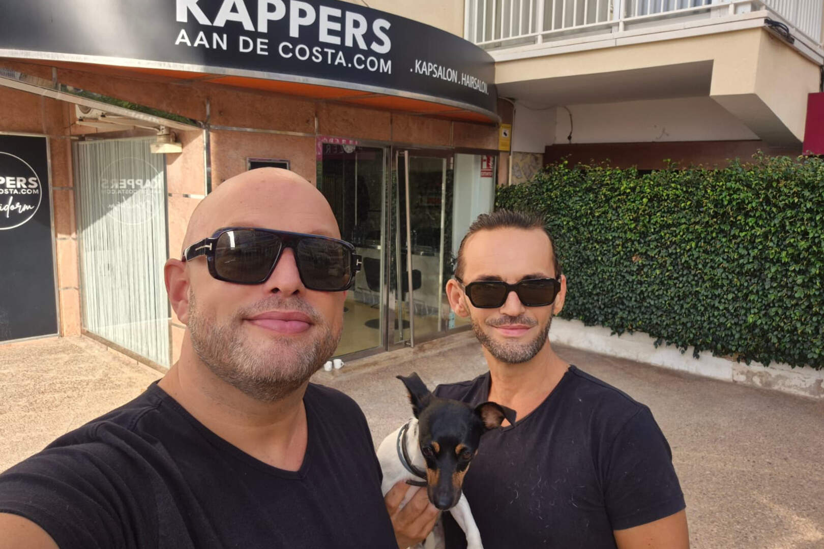 Jeffrey%20Kuipers%20Michael%20van%20Zwol%20samen%20met%20hond%20Guusje%20voor%20de%20salon%20in%20Benidorm.