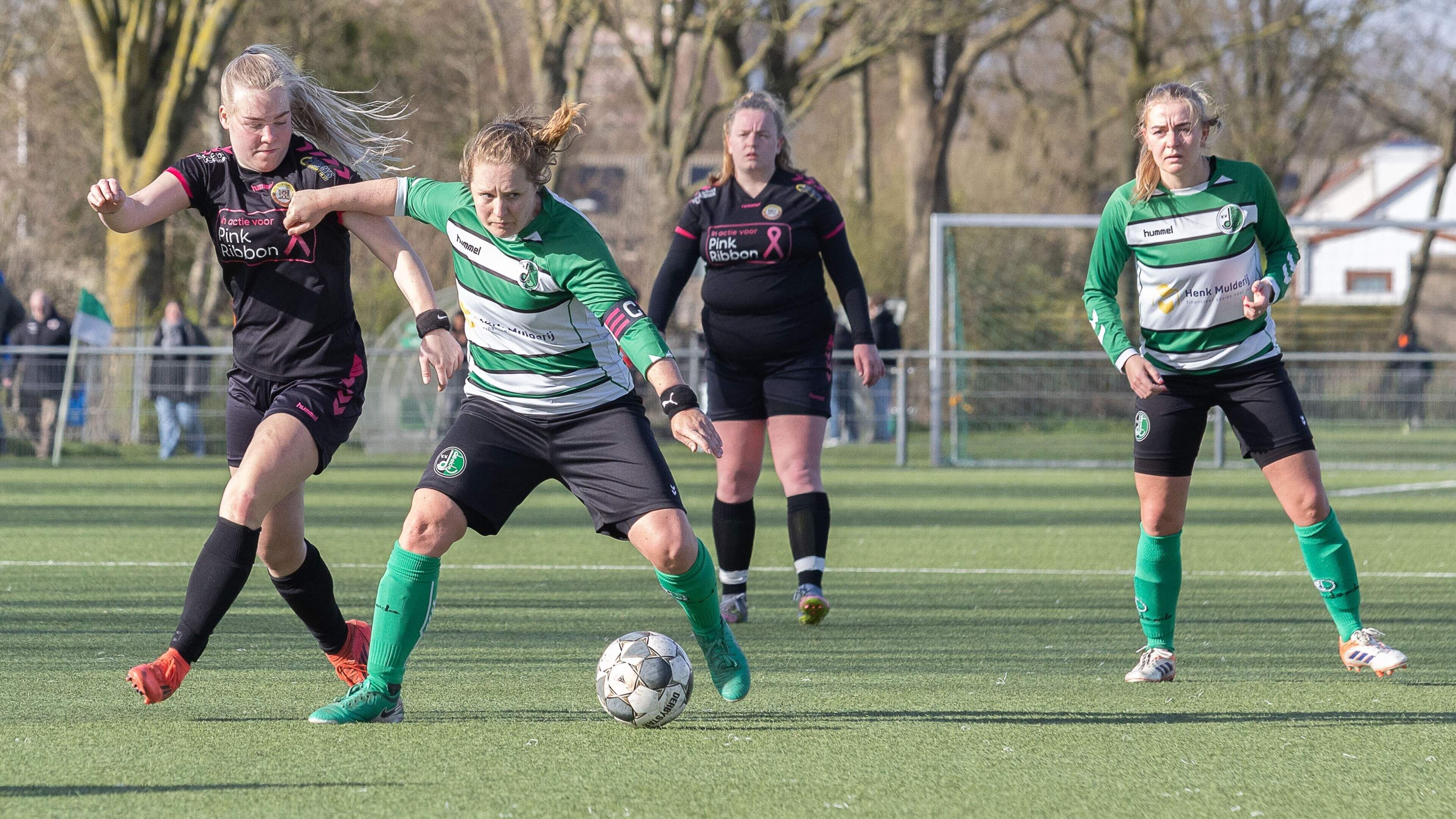 Nieuw kunstgrasveld voor de jeugd van voetbalvereniging de Weide in Hoogeveen